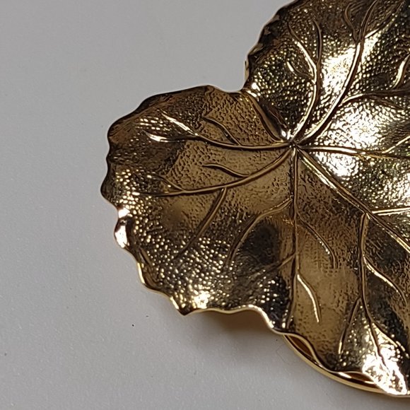 Large Gold Tone Lightweight Metal Leaf Scarf Clip - Picture 4 of 13